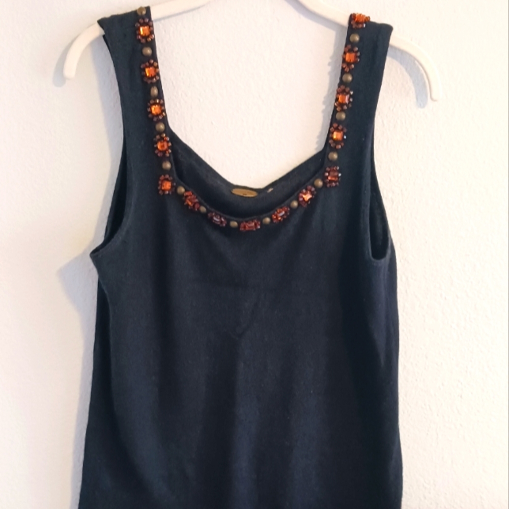 Black knitted top with details on neck